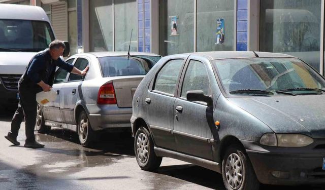 Sakarya’da araçlar çamurla kaplandı