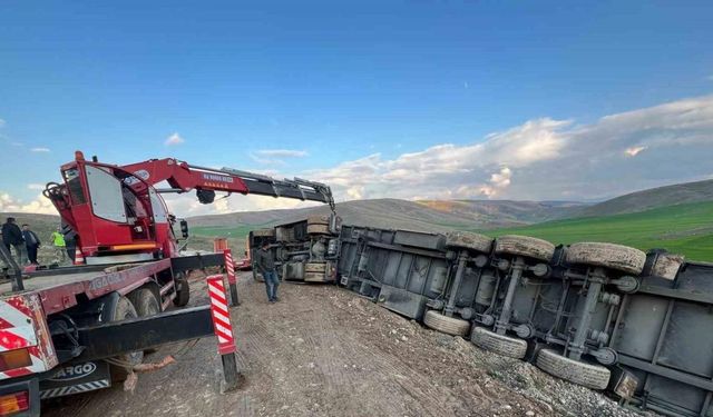 Siirt’te güneş paneli taşıyan tır devrildi: 1 yaralı