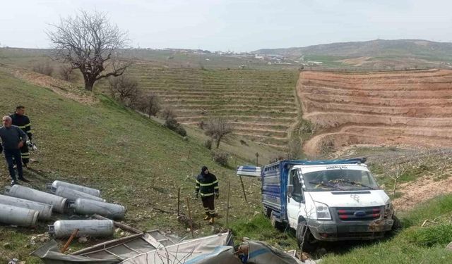 Siirt’te tüp kamyoneti devrildi, facianın eşiğinden dönüldü: 2 yaralı