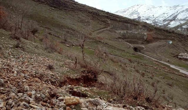 Şırnak-Hakkari yolu çökme nedeniyle trafiğe kapatıldı