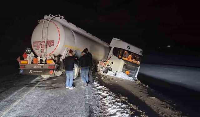 Tatvan’da yakıt yüklü tır yoldan çıktı, kaza ucuz atlatıldı