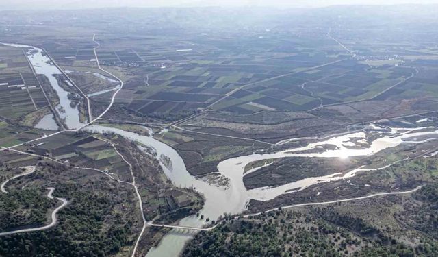 Tozanlı ve Kelkit Çaylarının kucaklaşmasıyla oluşan Yeşilırmak, görsel şölen oluşturuyor