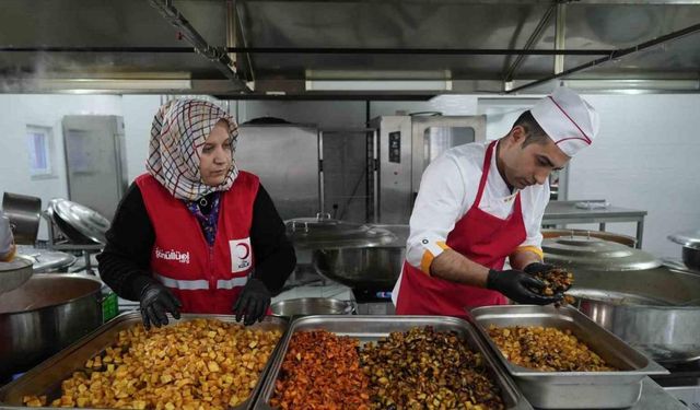 Türk Kızılay’ın aşevlerinde kazanlar ihtiyaç sahipleri için kaynıyor