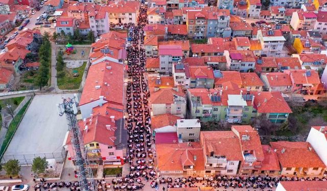 Uşak Belediyesi ilk iftar yemeğini Dikilitaş Mahallesi’nde düzenledi