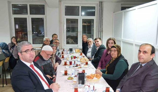 Vali Sarıibrahim, iftarını huzurevi sakinleri ile birlikte açtı