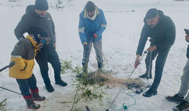 Yüzeyi buz tutan Balık Gölü’nde, buzu kırıp balık tuttular