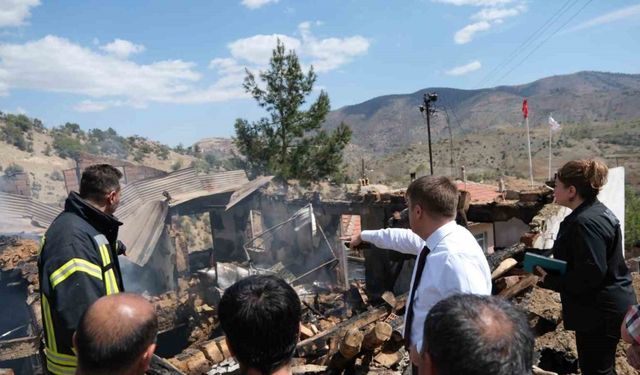 Ahşap ev çıkan yangında kullanılamaz hale geldi