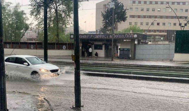 Aniden bastıran sağanak yağış sürücülere zor anlar yaşattı