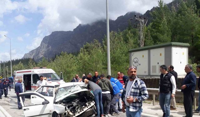 Antalya- Isparta karayolunda 2 araç birbirine girdi: 1 ölü, 7 yaralı