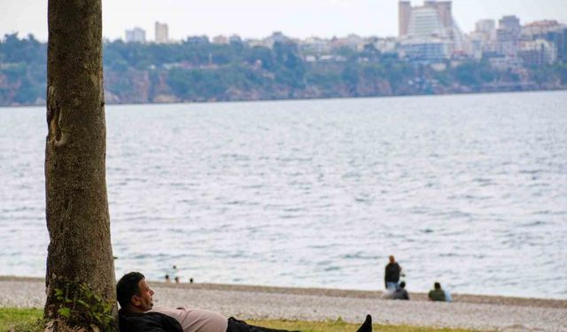 Antalya’da tatilcilere kapalı hava sürprizi, milyonları ağırlayan sahilde çok az sayıda kişi denize girdi