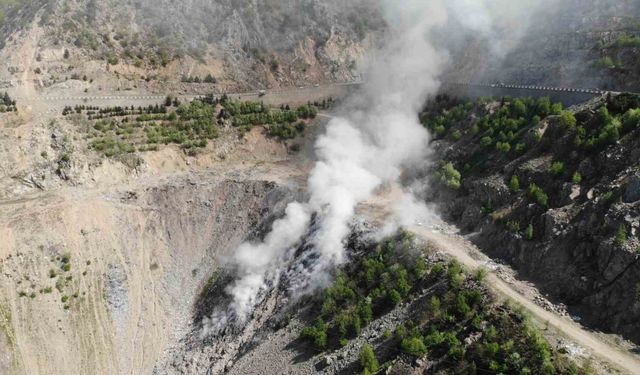 Artvin’de gece başlayan çöp yangınına müdahale sürüyor