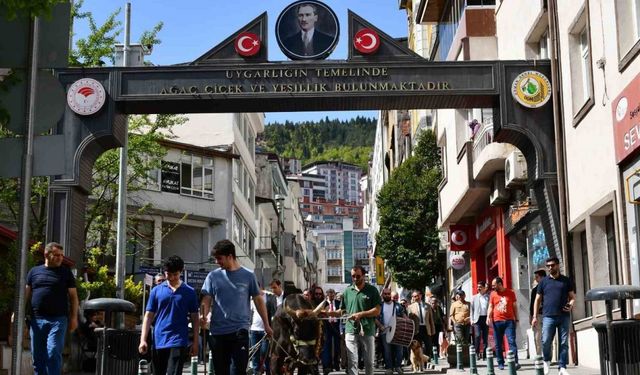 Artvin’de turizm haftası boğalı kortej yürüyüşüyle başladı