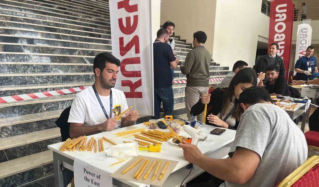 Atılım Üniversitesi öğrencileri çubuk makarnadan yaptıkları köprü ile birinci olmak için yarıştı