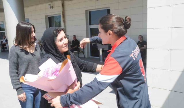 Avrupa 3.’sü genç boksör Cizre’de çiçeklerle karşılandı