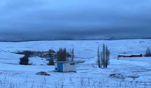 Başkale’de bayram günü kar sürprizi