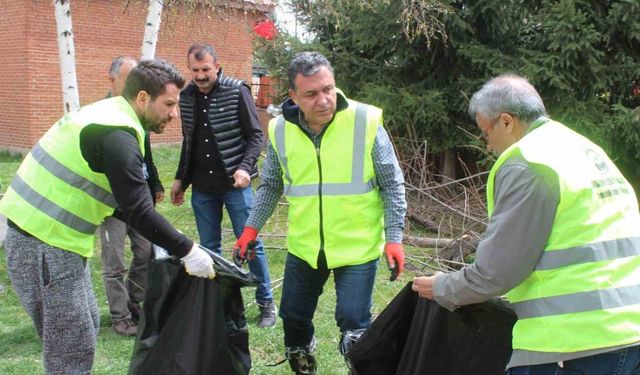 Başkan Demir eldivenlerini giyerek çöp topladı