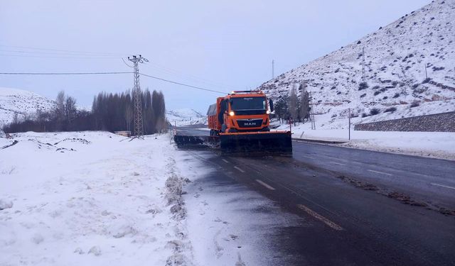 Bayburt’un yüksek kesimlerinde karla mücadele sürüyor