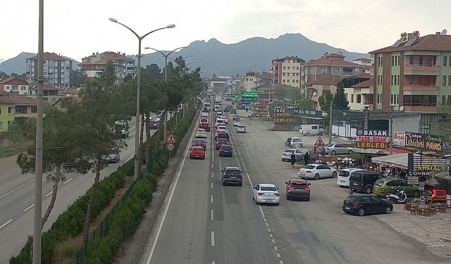 Bayram tatilinin son gününde yollarda yoğunluk yaşanıyor