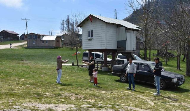 Bayramda güzel havayı fırsat bilen soluğu yaylada aldı