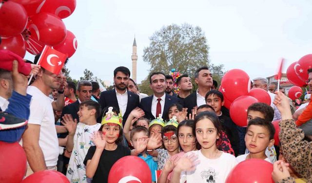 Belediyenin düzenlediği şenlikte çocuklar doyasıya eğleniyor