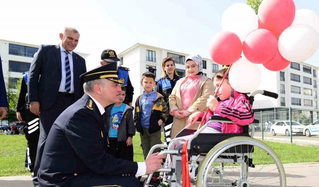 Bingöl Emniyet Müdürlüğü’nden özel çocuklara akülü sandalye hediye edildi