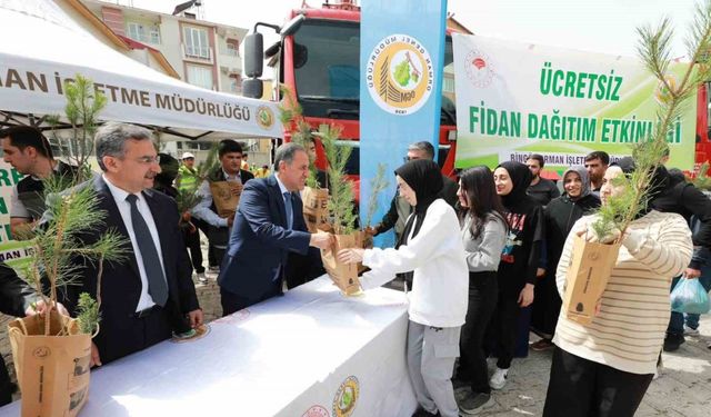 Bingöl’de vatandaşlara fidan dağıtımı yapıldı