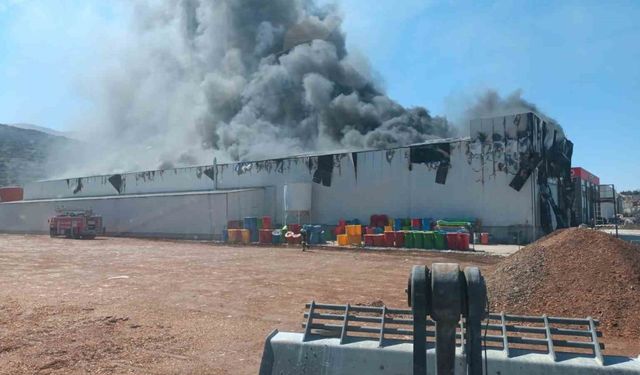 Burdur’da çocuk parkı malzemeleri fabrikasında yangın çıktı