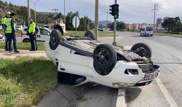 Burdur’da kontrolden çıkan otomobil refüje devrildi: 1  yaralı