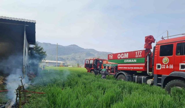 Burdur’da samanlıkta başlayan yangın eve sıçradı, büyük çapta maddi hasar meydana geldi