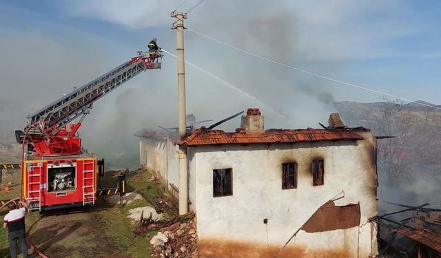 Burdur’da sobadan çıkan yangında ev küle döndü