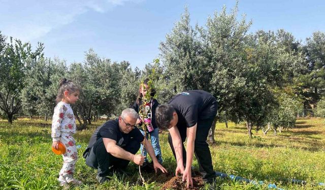 Çevre temizliği ve fidan dikimi yapıp dünyayı güzelleştiriyorlar