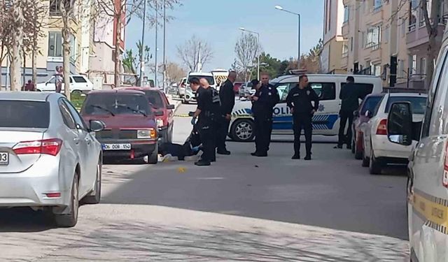 Cezaevi firarisi, eşini öldürmek için gittiği evde polisi görünce kendini vurdu