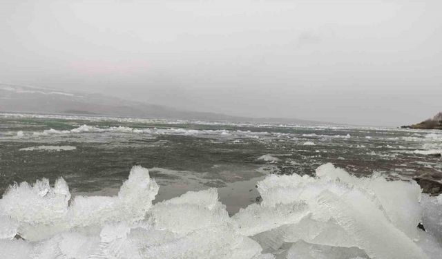 Çıldır Gölü’nde kutupları aratmayan görüntüler