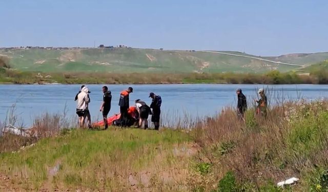 Cizre’de Dicle Nehri’nde kaybolan genci arama çalışmaları devam ediyor