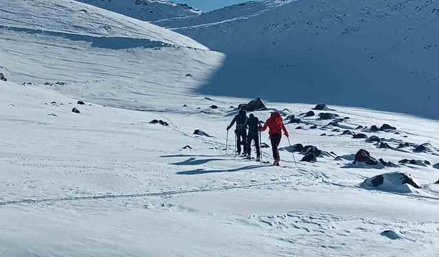 Dağcılar Ağrı Dağı eteklerinde kayak yaptı