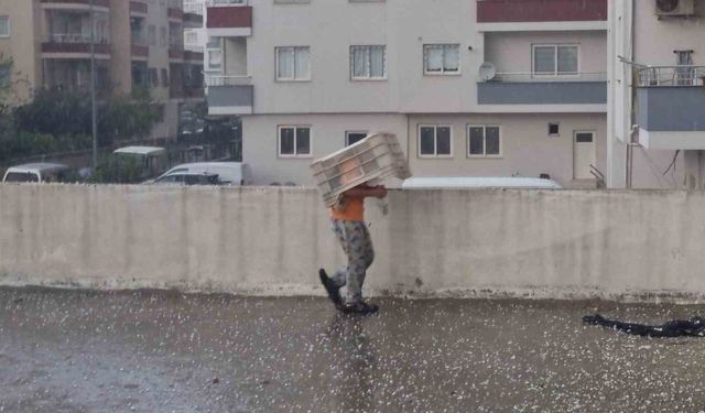 Dolu yağışında küçük çocuk plastik kasa altında eğlendi, sürücüler ağaç altına sığındı