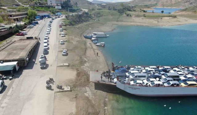 Elazığ-Pertek feribotlarında bayram yoğunluğu