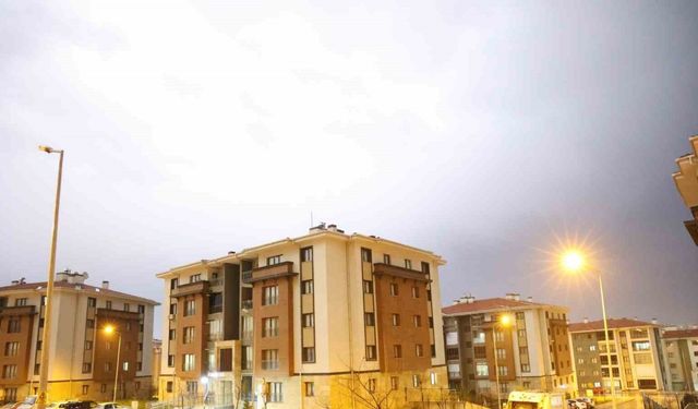 Elazığ’da şimşekler geceyi gündüze çevirdi