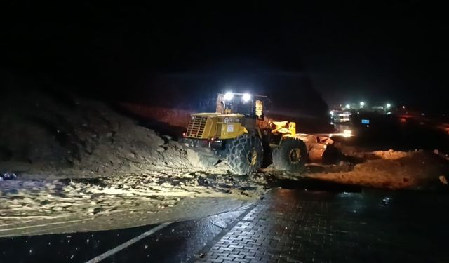 Hakkari’de sağanak yağış etkili oluyor