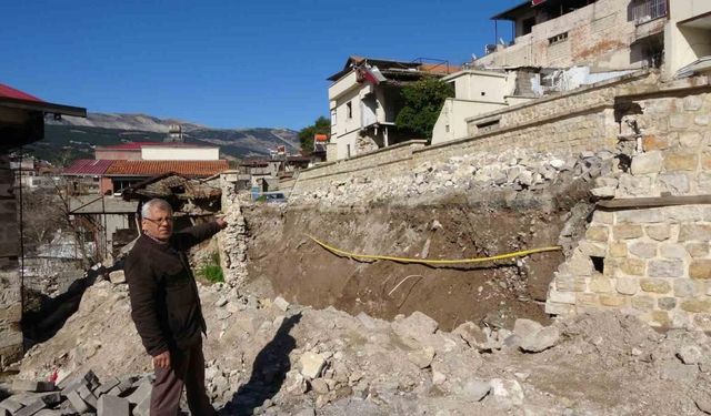 İki mahallenin geçiş güzergahı yıkık halde bekliyor