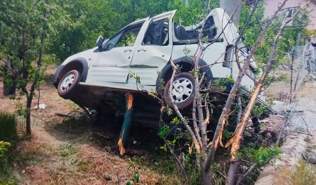 Isparta’da hafif ticari araç bahçeye savruldu: 1 yaralı