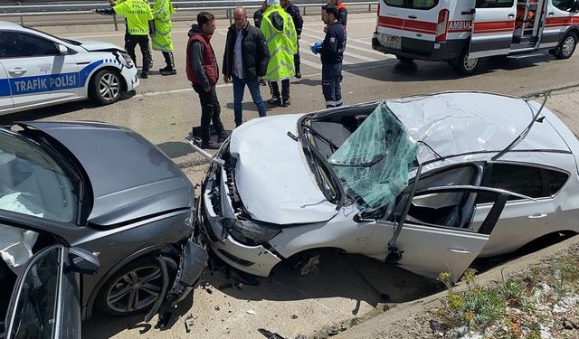 Isparta’da kazaya müdahale eden ambulans ve polis aracına başka bir otomobil çarptı: 10 yaralı