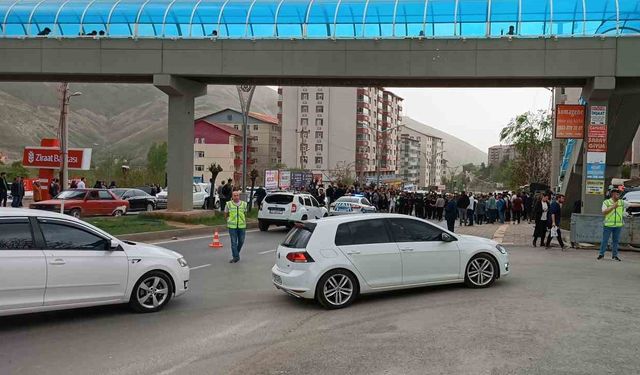 Kamyonet öğrencilere çarptı, vatandaş yolu kapattı