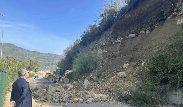 Karabük’te heyelan yolu kapattı