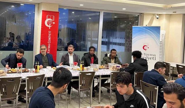 Kars İlim Yayma Cemiyeti öğrencilerle iftarda bir araya geldi