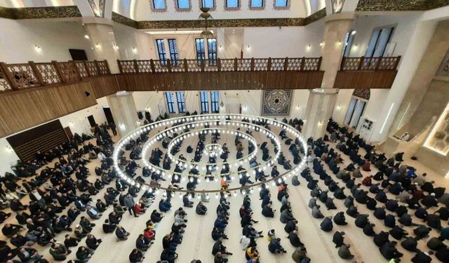 Kars’ta bayram namazında camiler doldu taştı