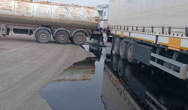 Kazaya karışan tankerin deposu delindi, binlerce litre yağ oluk oluk yollara aktı