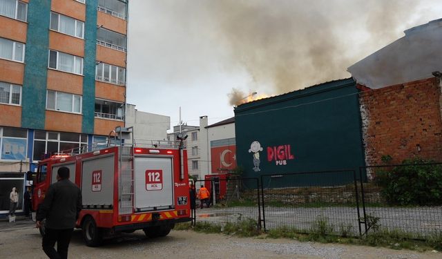 Kırklareli’nde Geç Osmanlı dönemine ait tarihi bina alevlere teslim oldu