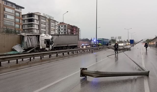 Kontrolden çıkan tır aydınlatma direğine ve duvara çarptı