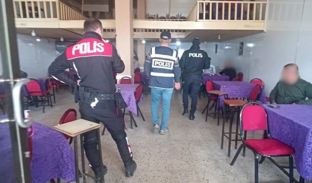 Mardin’de polis ekipleri tarafından okul çevreleri ve servis araçları denetlendi